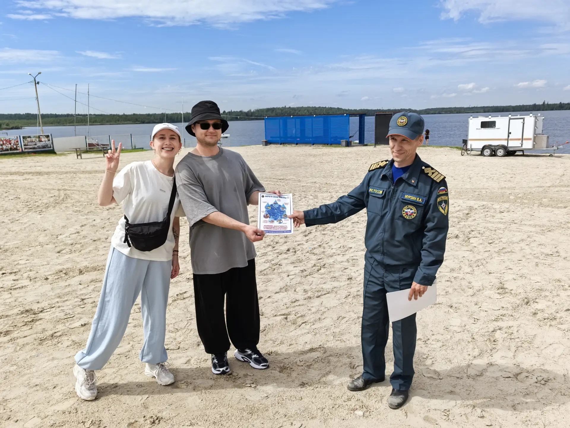 Пляж по всем правилам.