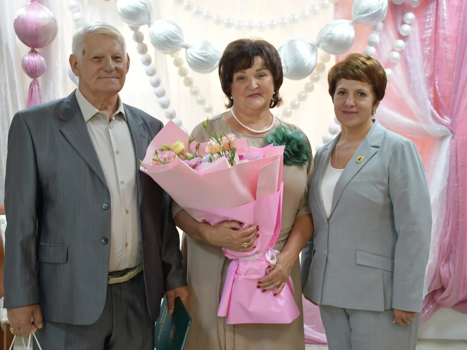 Отметили золотые свадьбы.