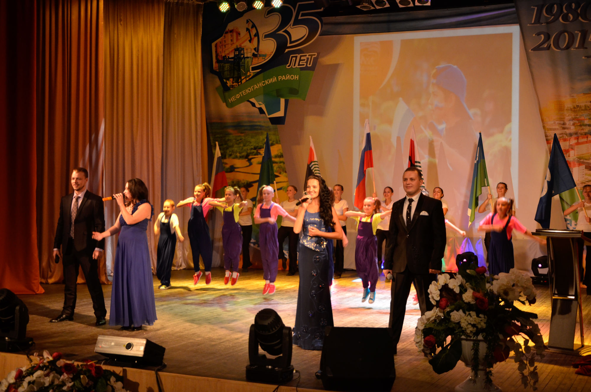 В поселке Пойковском состоялось торжественное собрание в честь 35-летия Нефтеюганского района 21.09.2015.