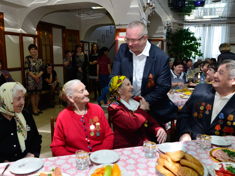 В преддверии празднования Дня Победы глава Нефтеюганского района встретился с ветеранами Великой Отечественной войны 07.05.2015.